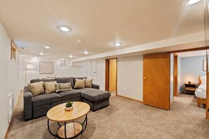 TV - Urban Nest 2B Lower Unit @Ballard • Prime Location (Seattle)