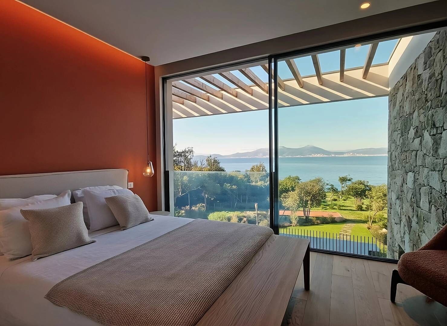 セーフティボックス (室内)、アイロン / アイロン台、WiFi (無料)、ベッドシーツ