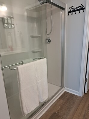 Dusch, hårtork, handdukar och tvål