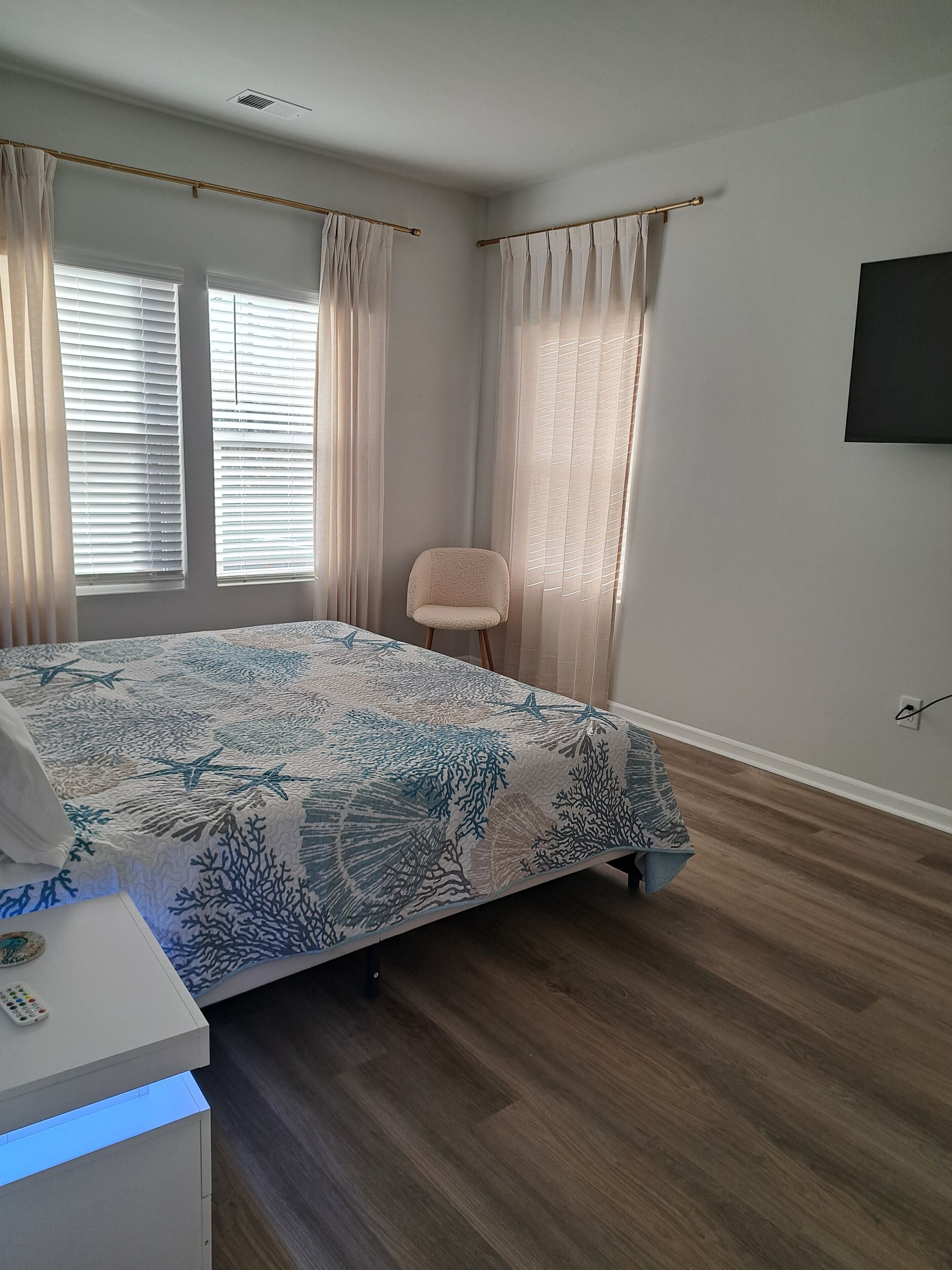 Iron/ironing board, Internet, bed sheets