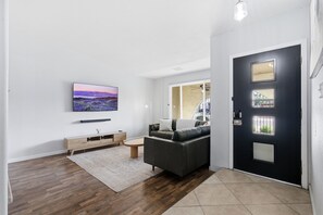 Smart-tv, bordsfotboll och en stereo