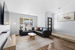 Una Smart TV, un futbolín, un reproductor estéreo