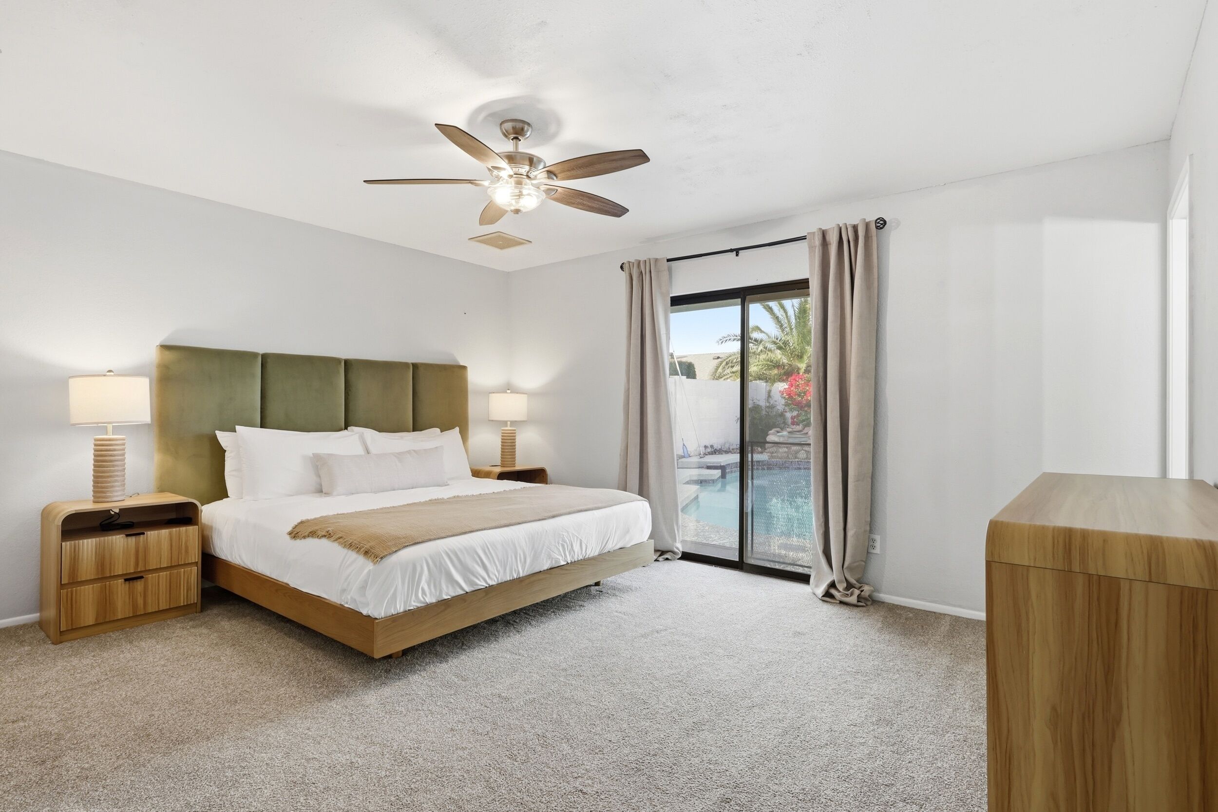 Una scrivania, ferro/asse da stiro, culla da viaggio, Wi-Fi gratuito