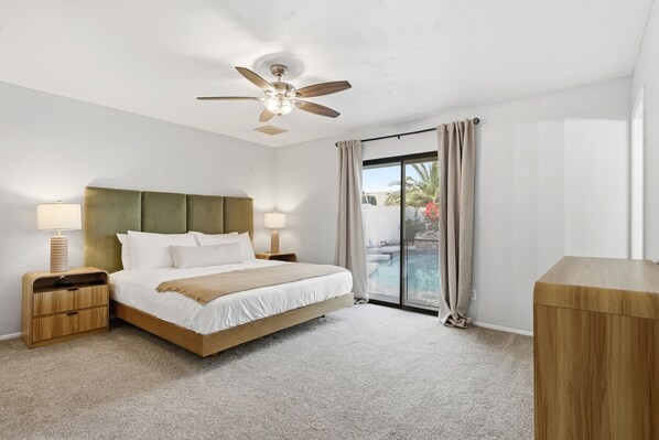 Escritorio, tabla de planchar con plancha, cuna de viaje y wifi gratis