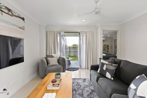 Living area - Beach Breeze Holiday Unit 1 (East Mackay)