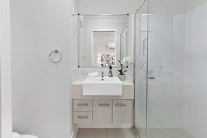 Douche, serviettes fournies, savon, papier toilette