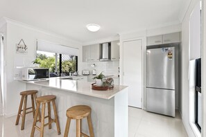Private kitchen - Beach Breeze Holiday Unit 1 (East Mackay)
