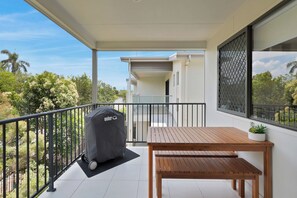 Outdoor dining - Beach Breeze Holiday Unit 1 (East Mackay)