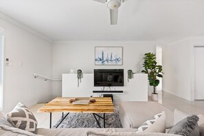 Living area - Beach Breeze Holiday Unit 1 (East Mackay)