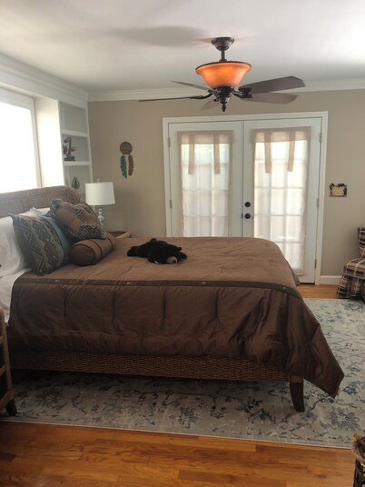 Serenity on Center Hill.      Lakeview  or Walk   down to the lake .