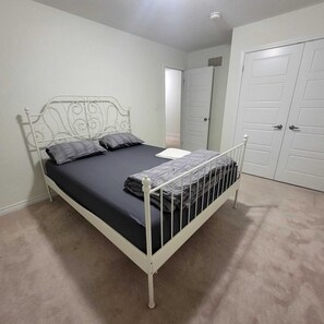 Iron/ironing board, Internet, bed sheets - Deteched Luxury  Modern elevation spacious facing revine opposite Park House (Brampton)