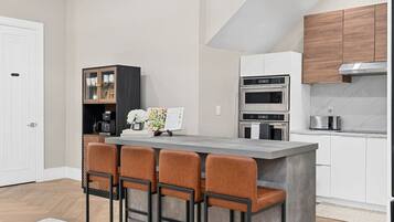 Réfrigérateur, micro-ondes, four, plaque de cuisson