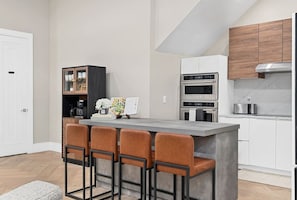 JÀÀkaappi, mikroaaltouuni, uuni, liesi