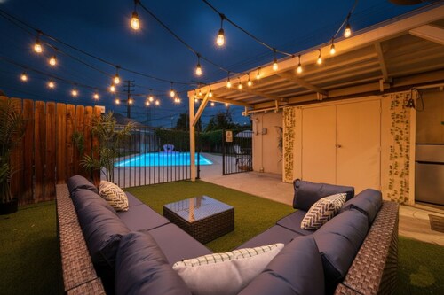 Boho Retreat: Pool, Spa, Patio, BBQ, Games & Studio