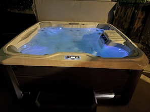 Outdoor spa tub - Boho Retreat: Pool, Spa, Patio, BBQ, Games & Studio (Los Angeles)