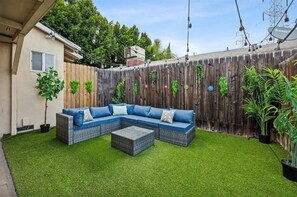 Property grounds - Boho Retreat: Pool, Spa, Patio, BBQ, Games & Studio (Los Angeles)