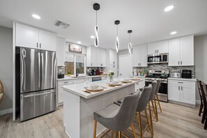 Geladeira, micro-ondas, fogão, cooktop