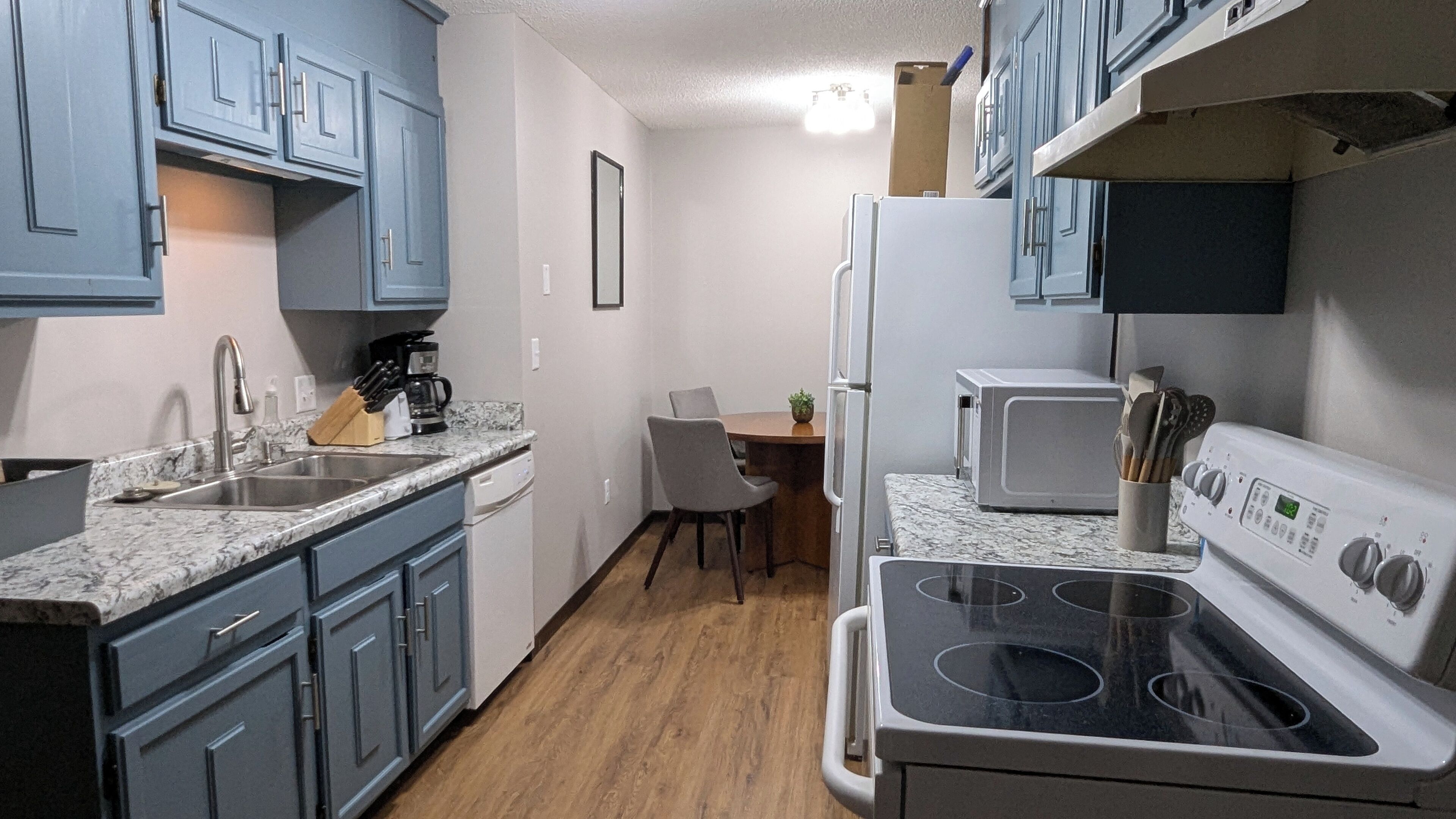 Mikrobølgeovn, ovn, kokeplater og oppvaskmaskin