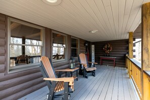 Terrace/patio - Blowing Rock Haven-Pet Friendly, Short Drive to Skiing (Blowing Rock)