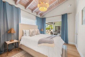 Tabla de planchar con plancha, wifi y ropa de cama 