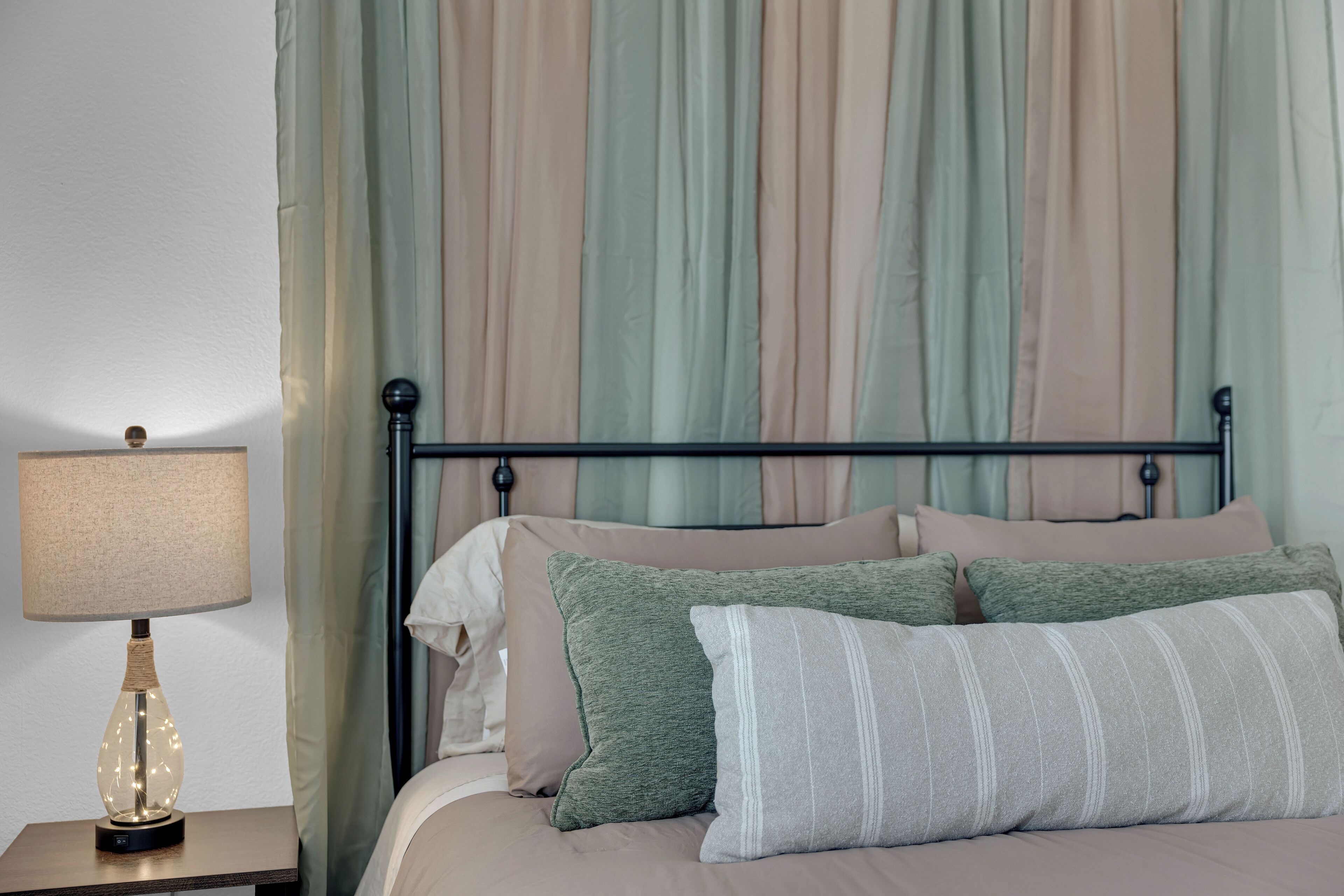 Een bureau, een strijkplank/strijkijzer, gratis wifi, beddengoed