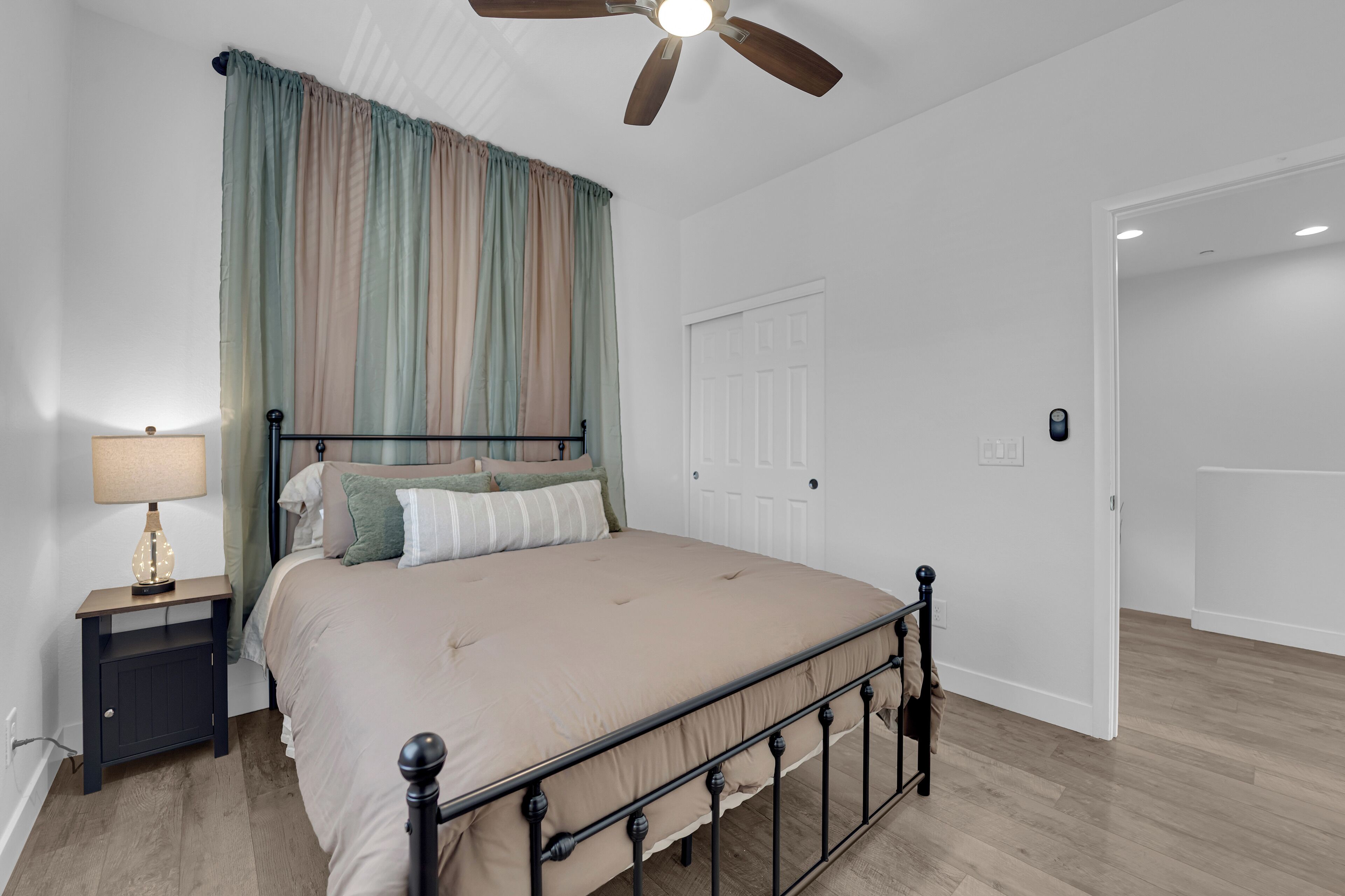 Schreibtisch, Bügeleisen/Bügelbrett, kostenloses WLAN, Bettwäsche