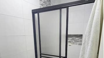 Dusche, Handtücher, Seife, Toilettenpapier