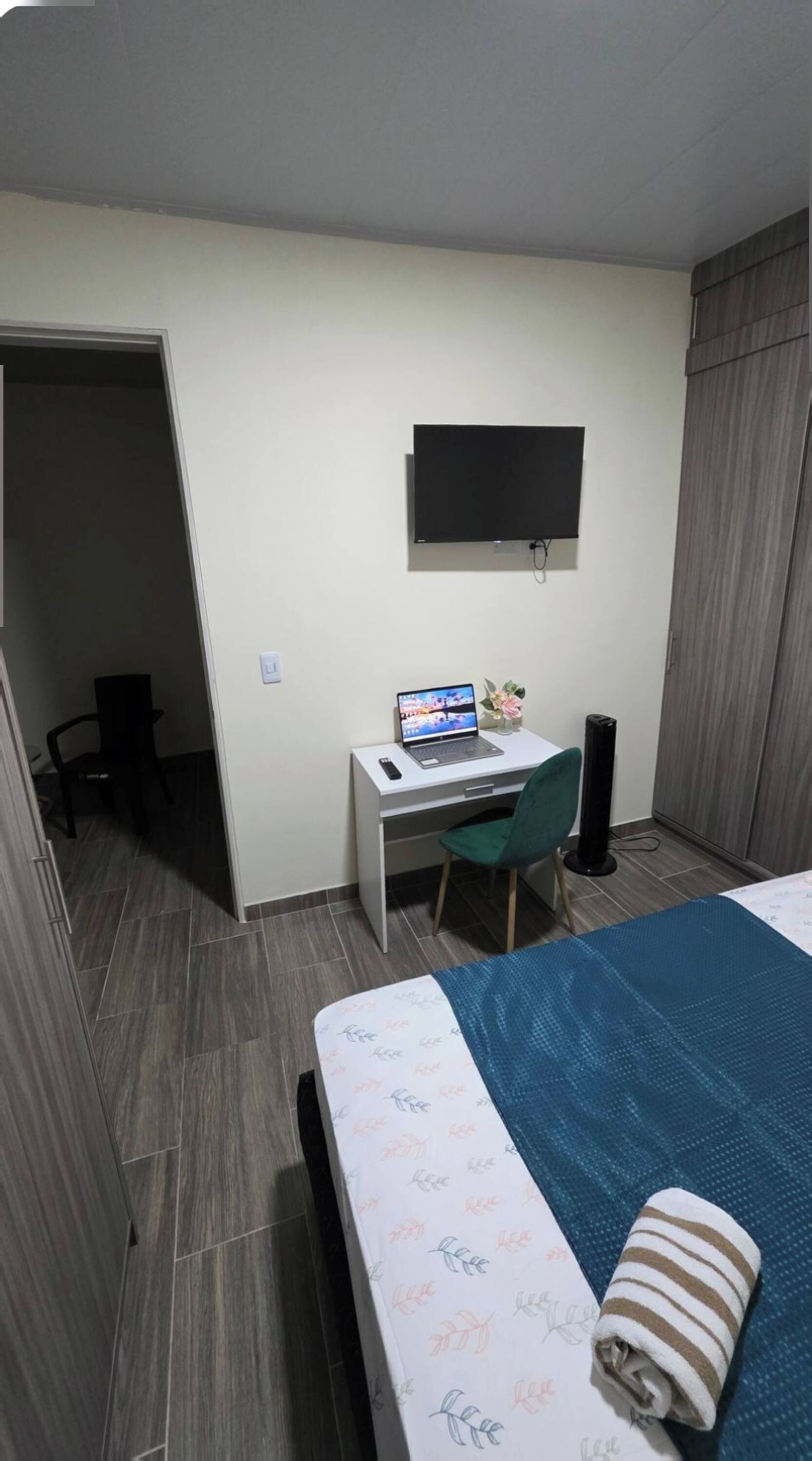 Tabla de planchar con plancha, wifi y ropa de cama 