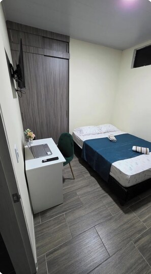 Tabla de planchar con plancha, wifi y ropa de cama 