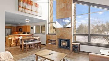 Smart TV, fireplace