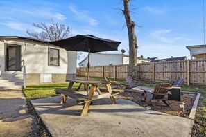 Outdoor dining - 3-bedroom 1 Bath Family Friendly at Harrell with Private Backyard and Fire pit (Memphis)
