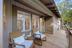 Terrace/patio - 3 BD Sparrow Pond Cottage, Close to Beach, Community Pool, Privacy! Fun Decor! (Kiawah Island)