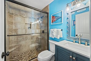 Een douche, een haardroger, handdoeken