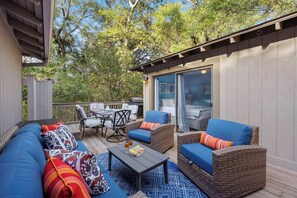 Outdoor dining - 3 BD Sparrow Pond Cottage, Close to Beach, Community Pool, Privacy! Fun Decor! (Kiawah Island)
