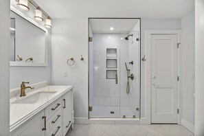 Shower, hair dryer, towels - Unbeatable, OCEANFRONT Views - 4 bedroom Pelican Watch, FULLY RENOVATED! (Seabrook Island)