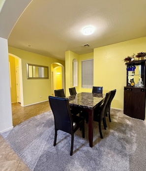 Dining - Perfect 1-level, 4-bedroom house with AC in charming Avondale, Arizona (Avondale)