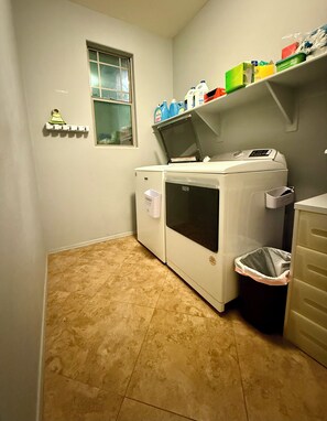 Interior - Perfect 1-level, 4-bedroom house with AC in charming Avondale, Arizona (Avondale)