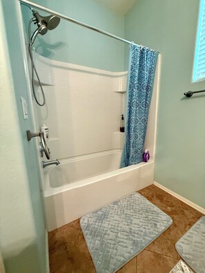 Hair dryer, bidet, towels, soap - Perfect 1-level, 4-bedroom house with AC in charming Avondale, Arizona (Avondale)