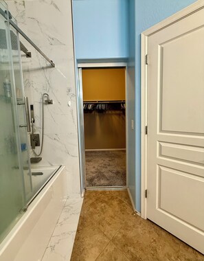 Hair dryer, bidet, towels, soap - Perfect 1-level, 4-bedroom house with AC in charming Avondale, Arizona (Avondale)