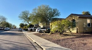 Property grounds - Perfect 1-level, 4-bedroom house with AC in charming Avondale, Arizona (Avondale)