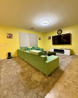 Living area - Perfect 1-level, 4-bedroom house with AC in charming Avondale, Arizona (Avondale)