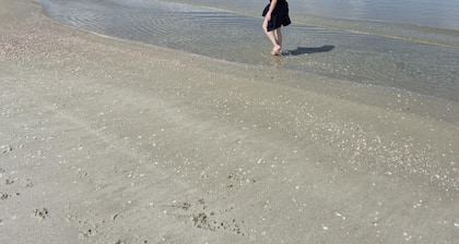 Barefoot Bach - Steps from the Beach!