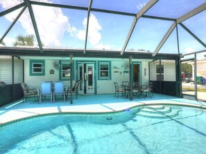 A heated pool - Family-Friendly Sebastian Pool Home: Screened Lanai, Fire Pit & Patio! ☀️ (Sebastian)