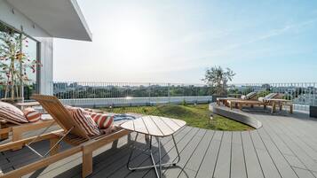 Signature Suite, Balcony, Park View | Hypo-allergenic bedding, in-room safe, free WiFi