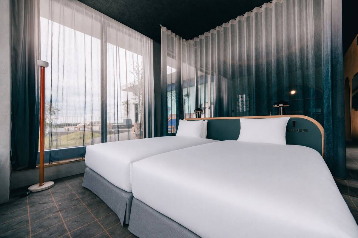 Signature Suite, Balcony, Park View | Hypo-allergenic bedding available, in-room safe, WiFi (free)