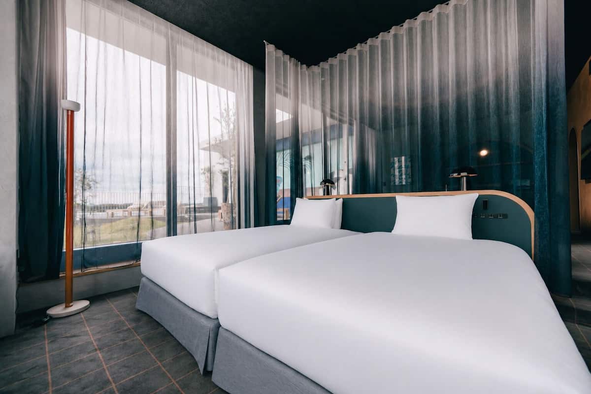 Signature Suite, Balcony, Park View | Hypo-allergenic bedding, in-room safe, free WiFi