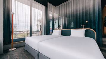 Signature Suite, Balcony, Park View | Hypo-allergenic bedding, in-room safe, free WiFi