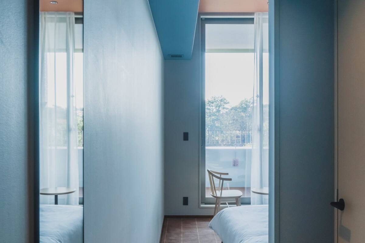 Hypo-allergenic bedding, in-room safe, free WiFi