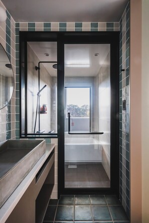 Articles de toilette gratuits, sèche-cheveux, chaussons, bidet