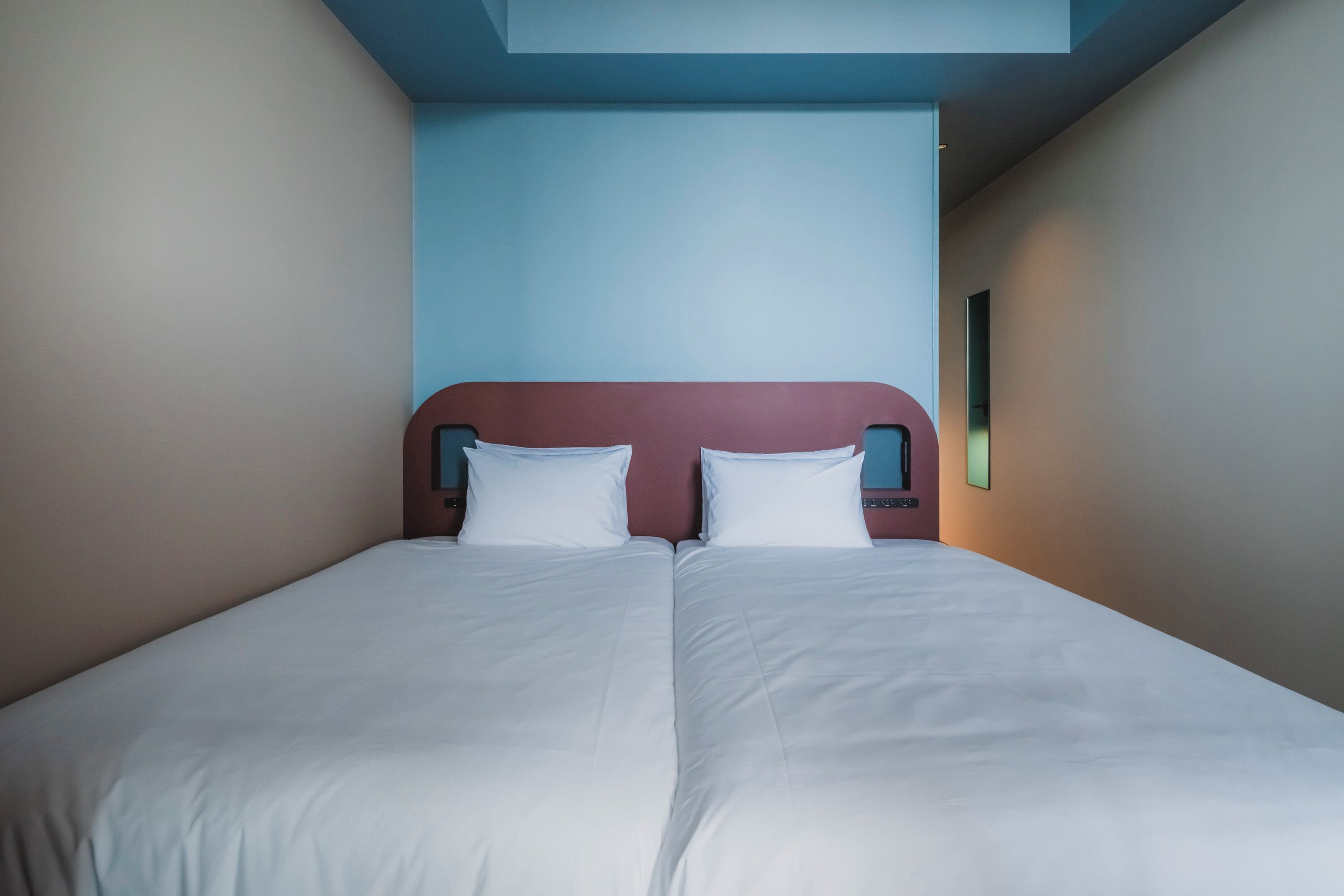 Chambre Standard avec lits jumeaux, non-fumeurs, balcon | Literie hypoallergénique, coffres-forts dans les chambres, Wi-Fi gratuit